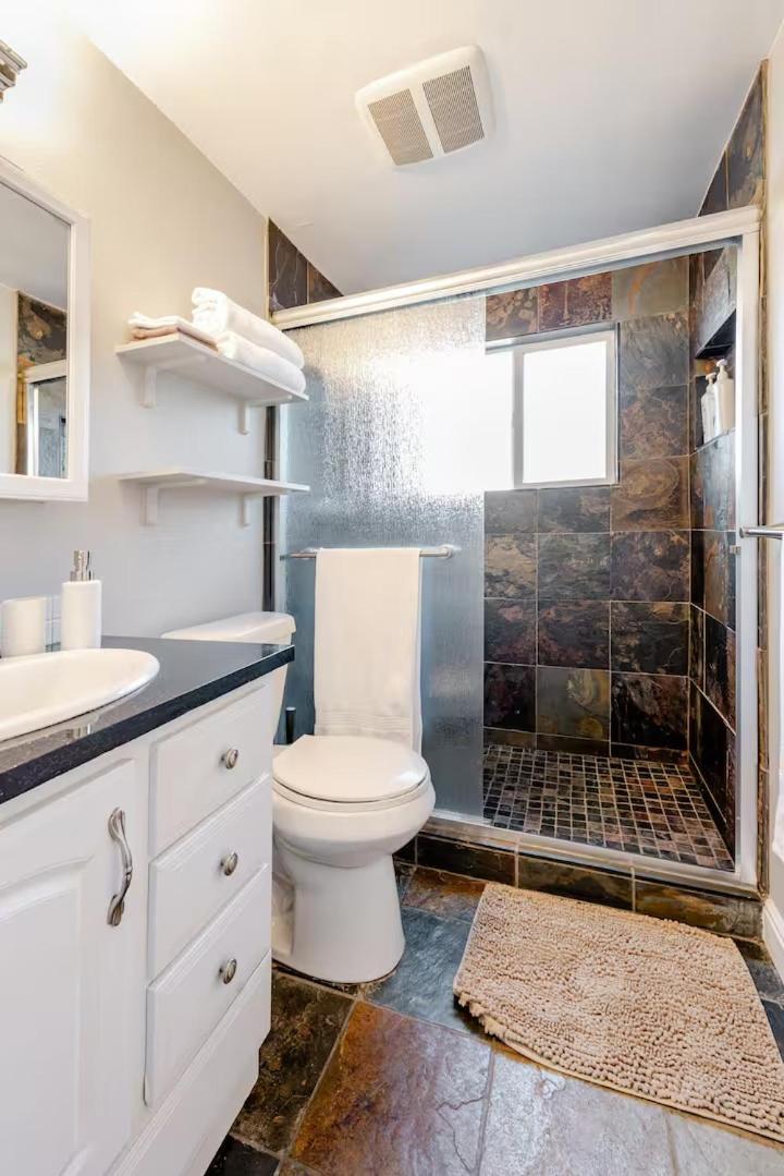 Spacious 4 Bdr W/ Game 5 Min Drive To College *