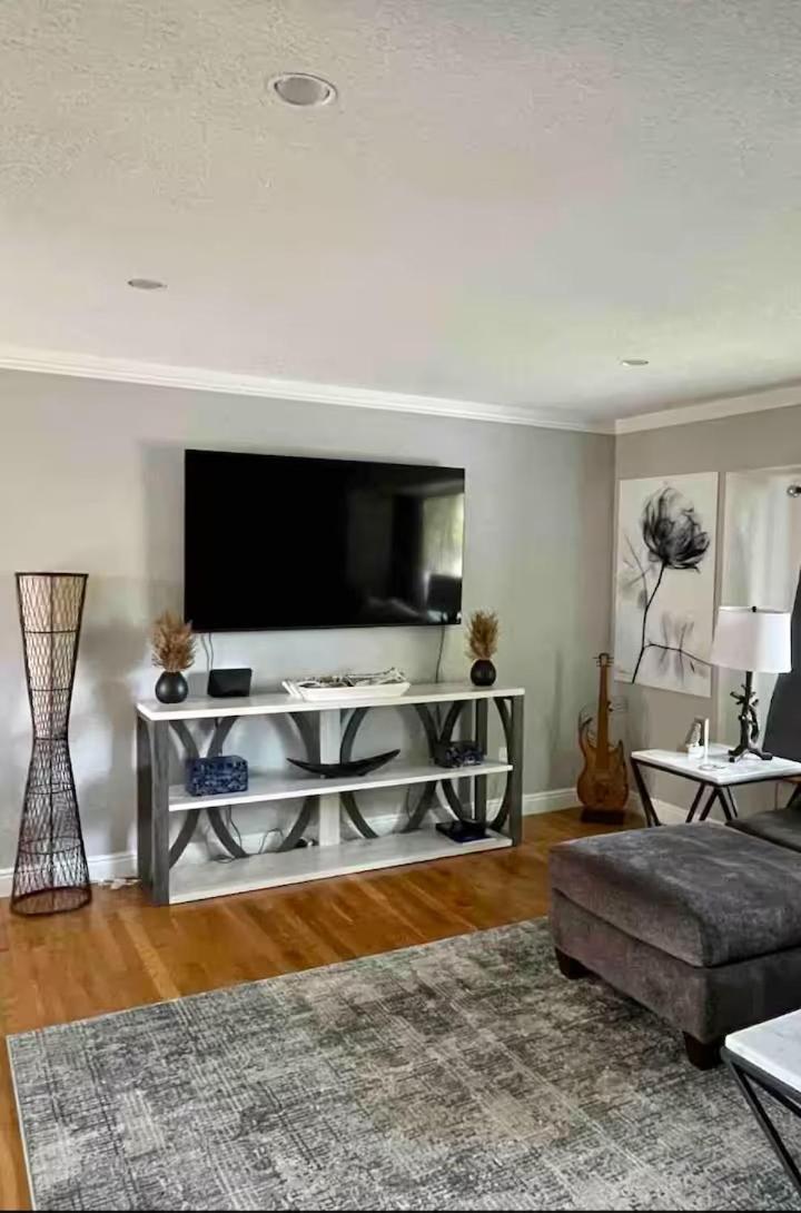 Spacious 4 Bdr W/ Game 5 Min Drive To College *