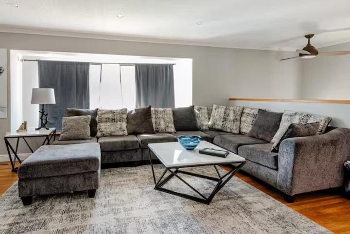 Spacious 4 Bdr W/ Game 5 Min Drive To College