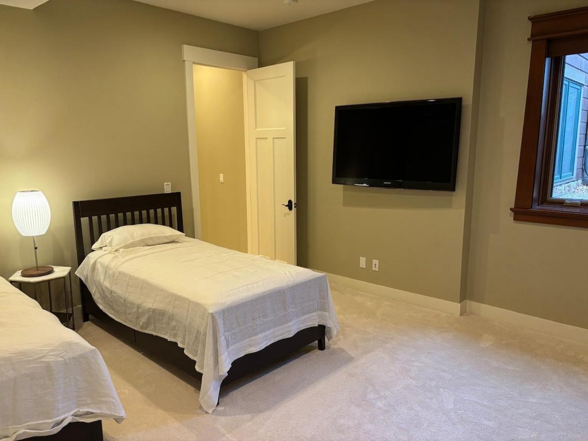 Two Bedroom House With Steam Sauna And Billiards *