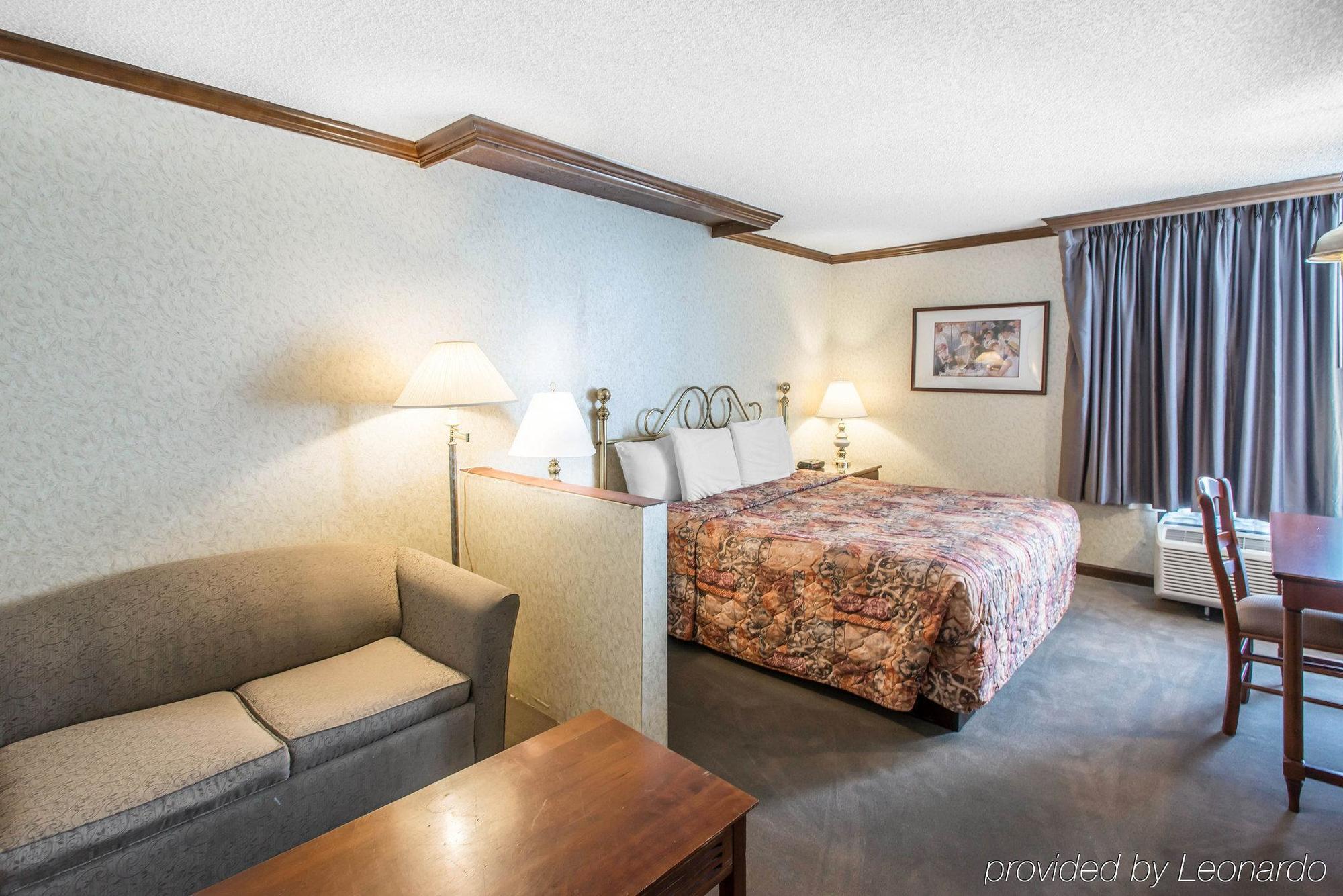 Rodeway And Broker Hotel