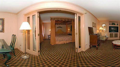 Hotel Rodeway And Broker Boulder