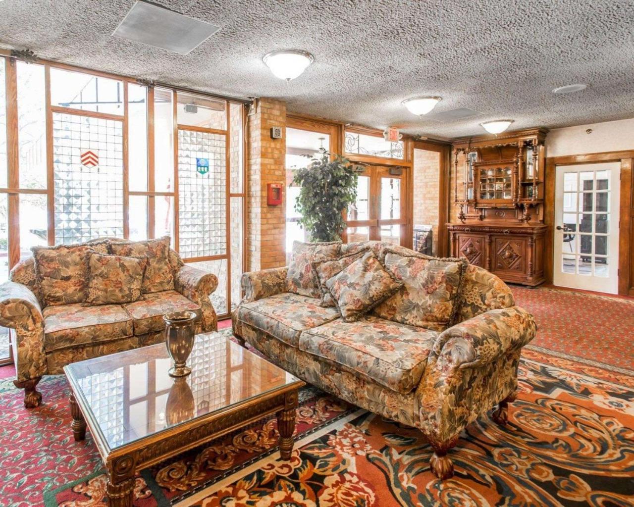 Hotel Rodeway And Broker