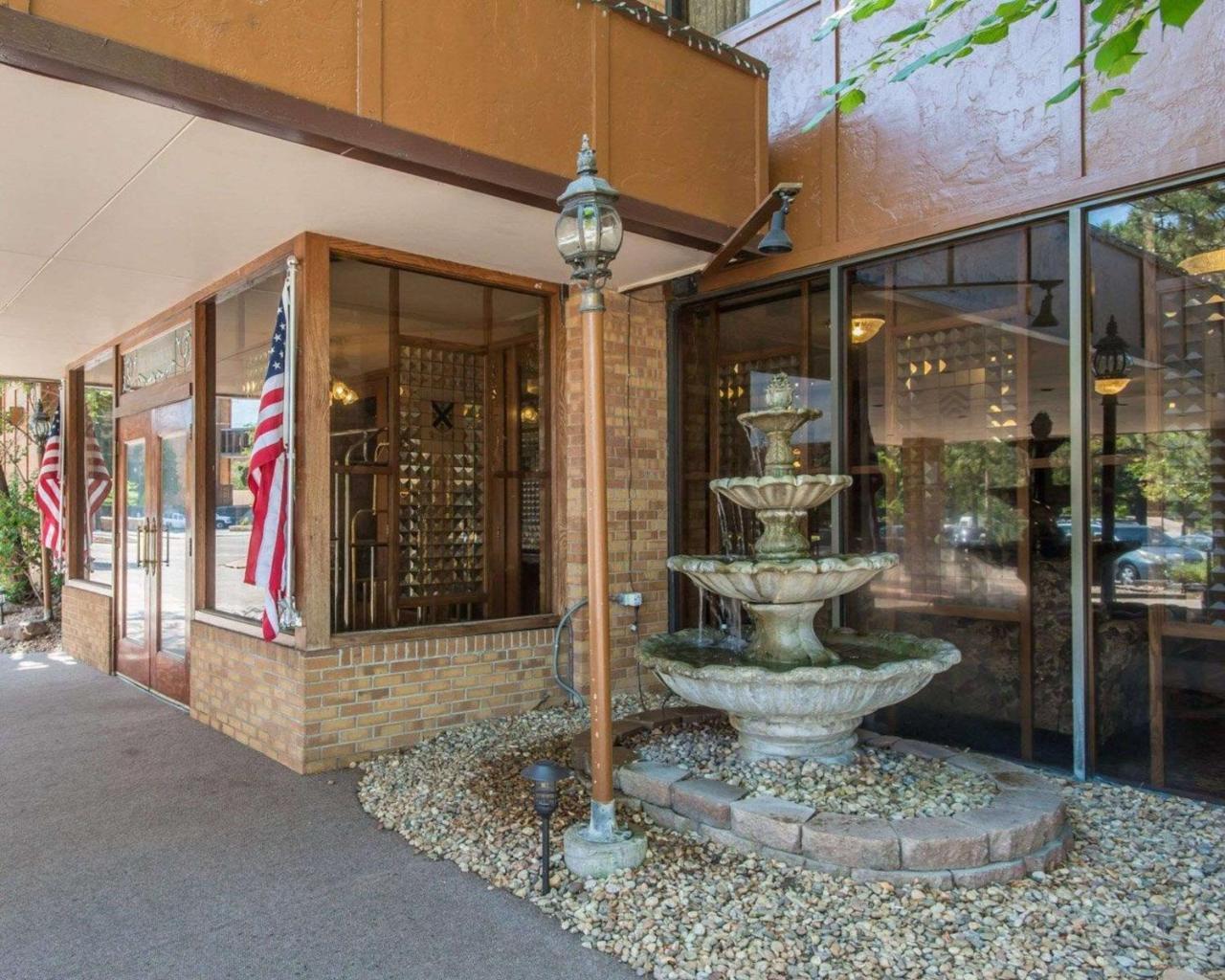 Hotel Rodeway And Broker Boulder