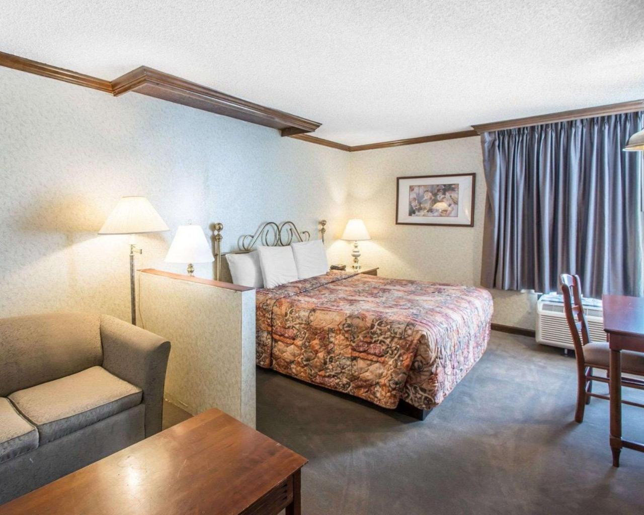 Hotel Rodeway And Broker