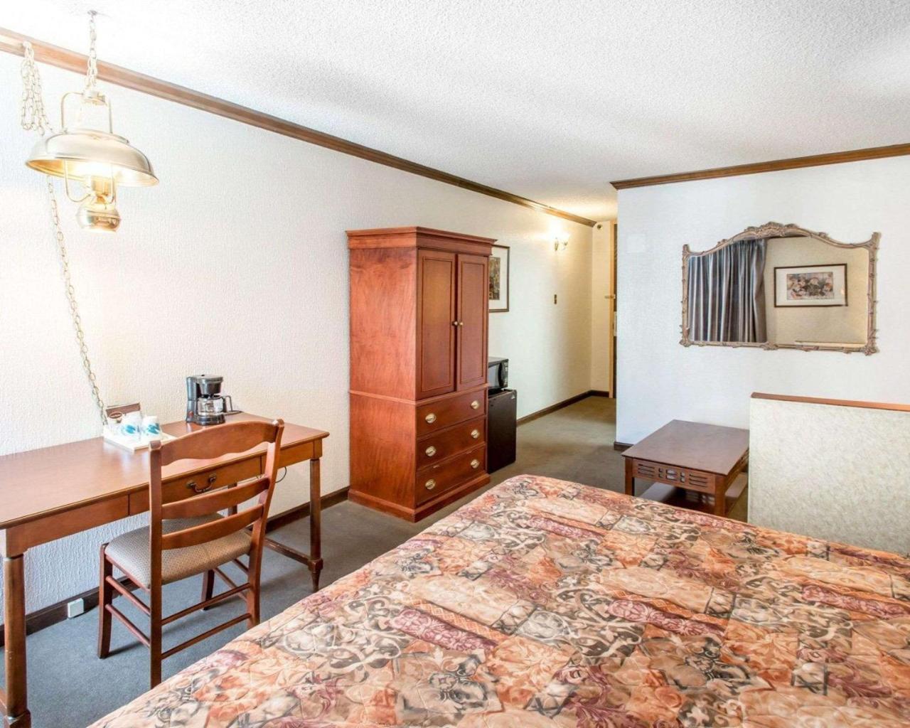 Rodeway And Broker Hotel