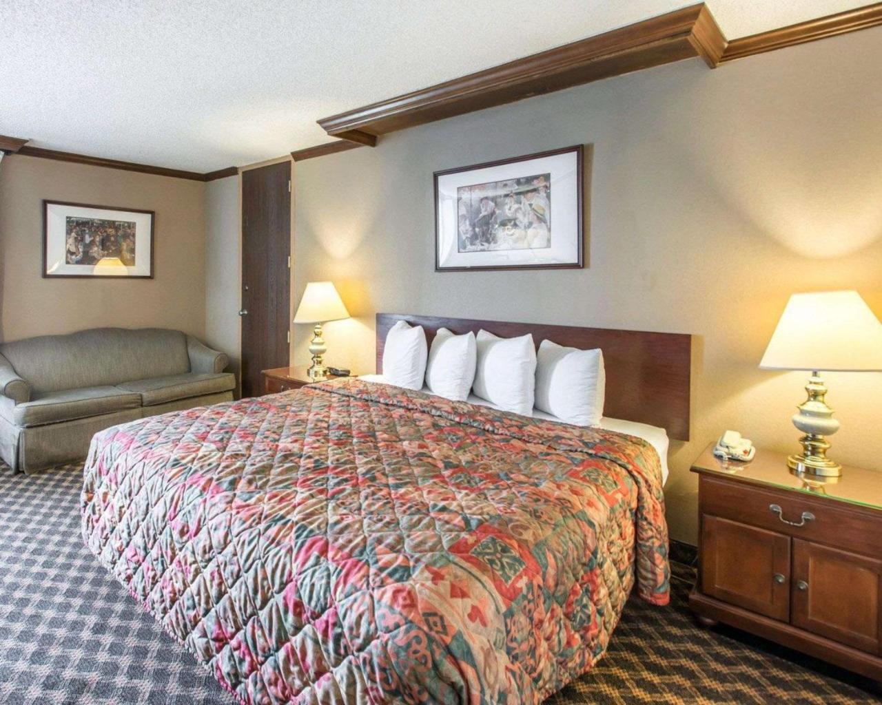 Rodeway And Broker Hotel