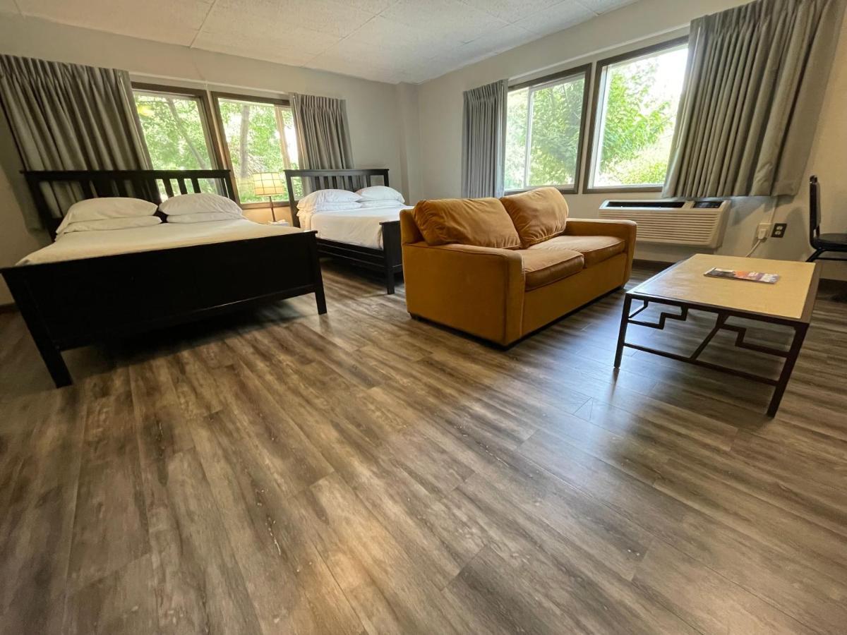 Twin Lakes Hotel 3*