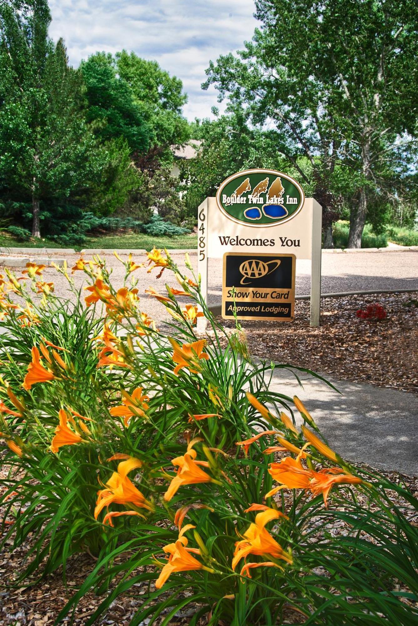 Twin Lakes Hotel