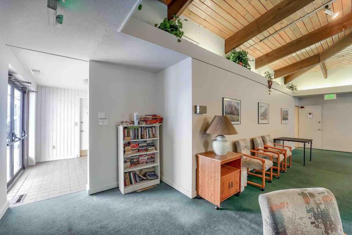 2br Gem In The Heart Of - Pets Allowed, Gym & Pool Apartment *