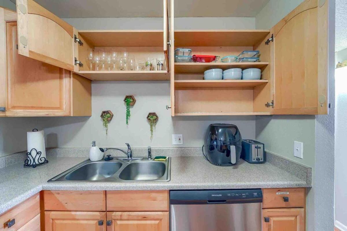2br Gem In The Heart Of - Pets Allowed, Gym & Pool